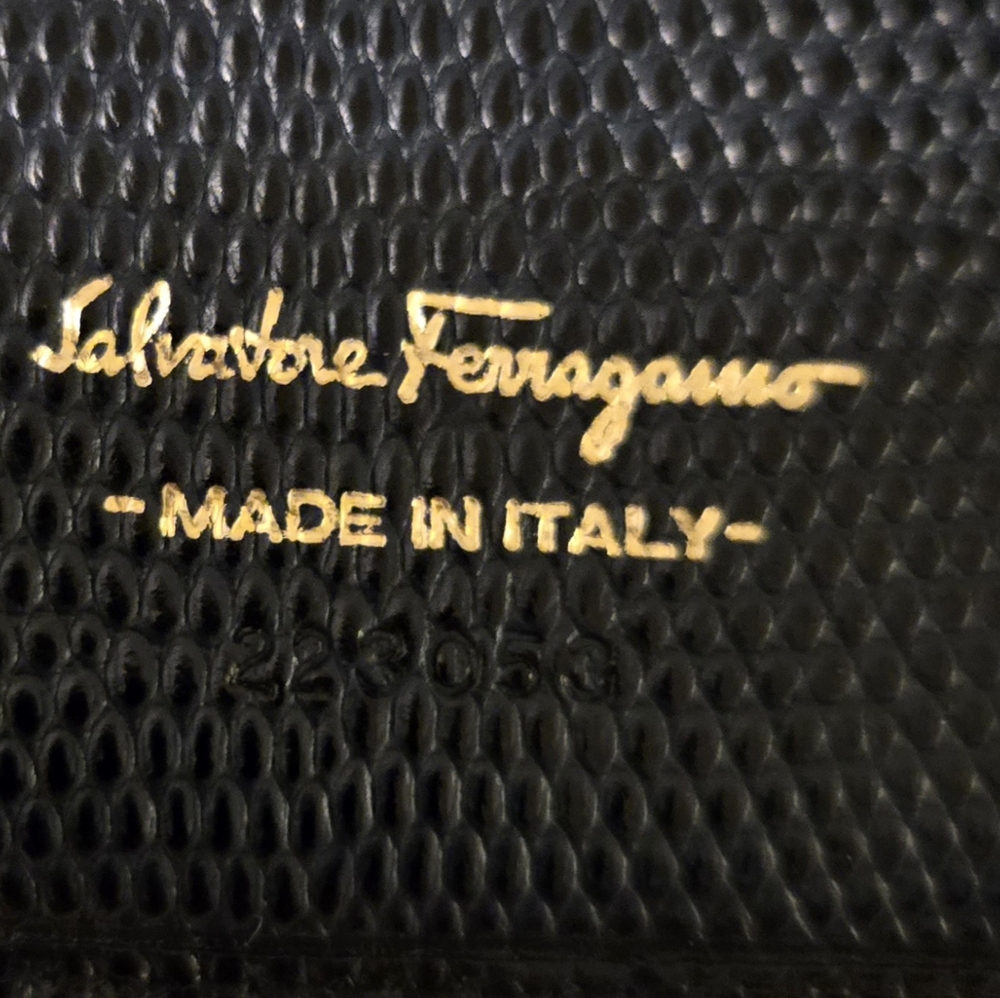 💯 Authentic Salvatore Ferragamo Dark Blue Lizard Embossed Leather Vara Compact - Picture 10 of 15